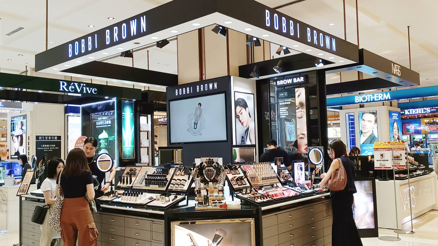 媽媽喜歡的我們都挺！4/25新光三越台南新天地母親節最強禮物攻略！全館單筆滿5,000送2,000點！名品滿10,000送4,000點寵媽無極限！懂娘100%命中！最齊全母親節禮物強力登場