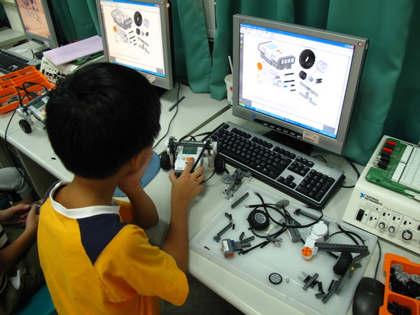 2011年南台科技大學南台科大暑期機器人科學營驚奇登場
