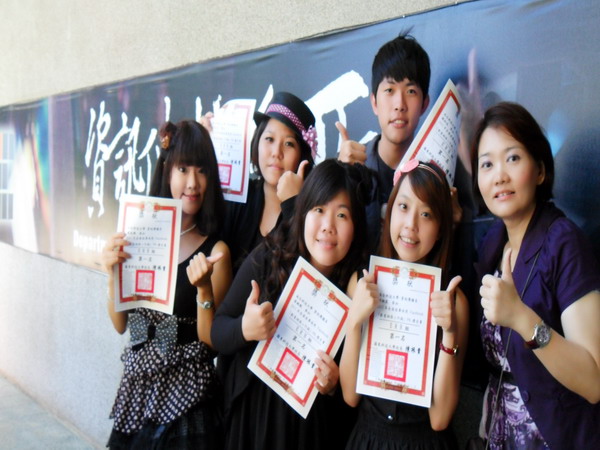南台科技大學資傳系學生榮獲「2011全國大專校院Facebook《創意網路e行銷》PK擂台賽ERH組