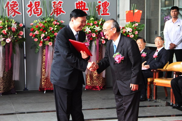 山東贈孔子雕像 崑山科大舉行揭幕典禮