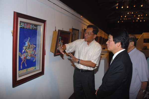 賴清德市長參觀「剪黏藝術風華－葉進祿、葉明吉作品聯展」 讚賞傳統技藝