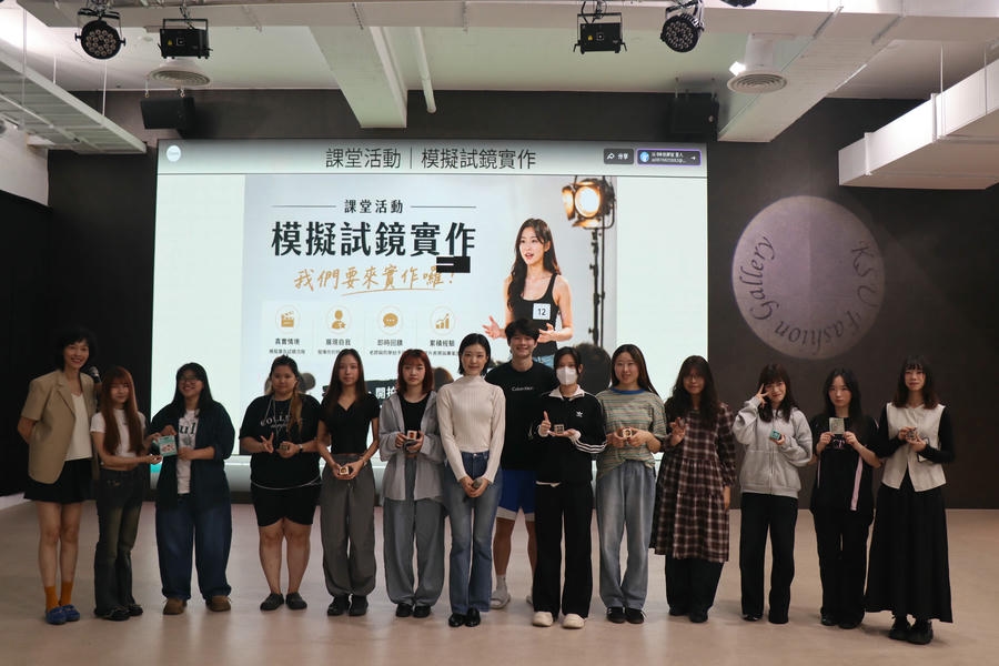 03.名模金鍾玉(左7)與收到精美小禮物的學生合影