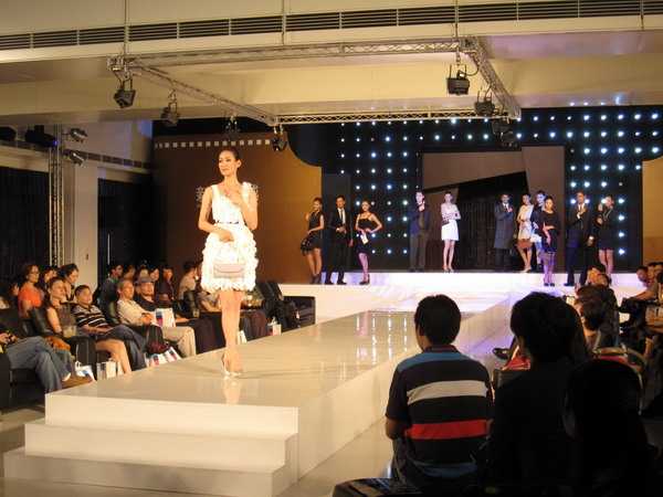 時尚10月， 三越西門店光影刻劃秋冬時裝秀 ，凱渥名模完美演譯