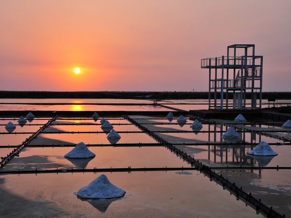 井仔腳鹽田瞭望台修復啟用，歡迎賞鳥、觀鹽田、看夕陽！
