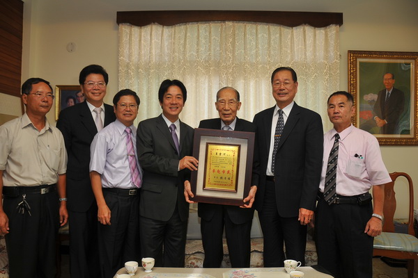 賴市長親自頒發「卓越市民」獎牌給烏腳病之父王金河醫師