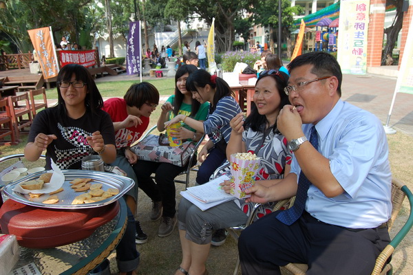 中華醫事科大「爆米花 咖啡 桂花茶 樂音飄揚」 師生對談零距離