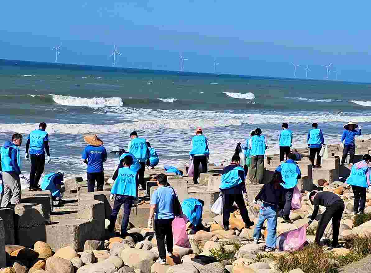 臺鹽志工全台動員 通霄廠260人淨灘護海洋