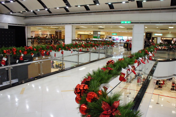 新光三越台南西門店 8米造型聖誕樹登場 耶誕氣氛正瀰漫