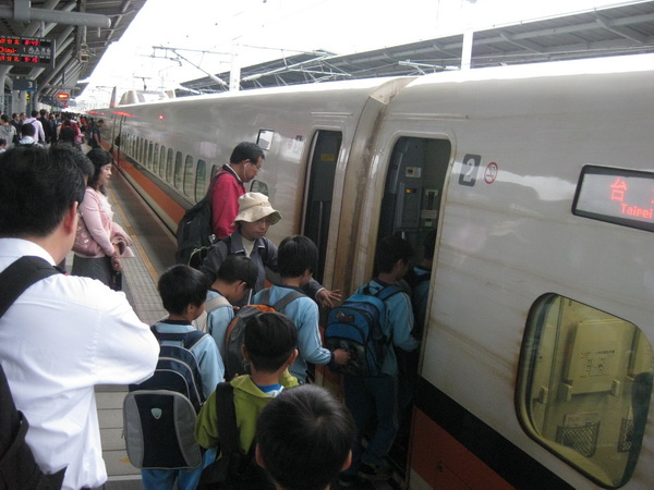 偏鄉學童搭乘高鐵幸福列車  一圓夢想