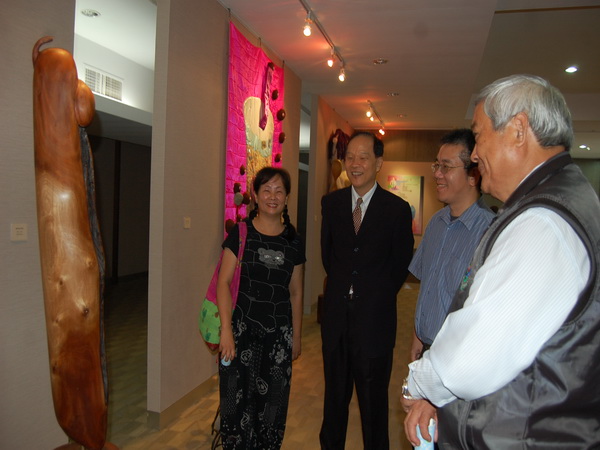 2011遠東科大藝術季推出「心花朵朵開－女性藝術家聯展」
