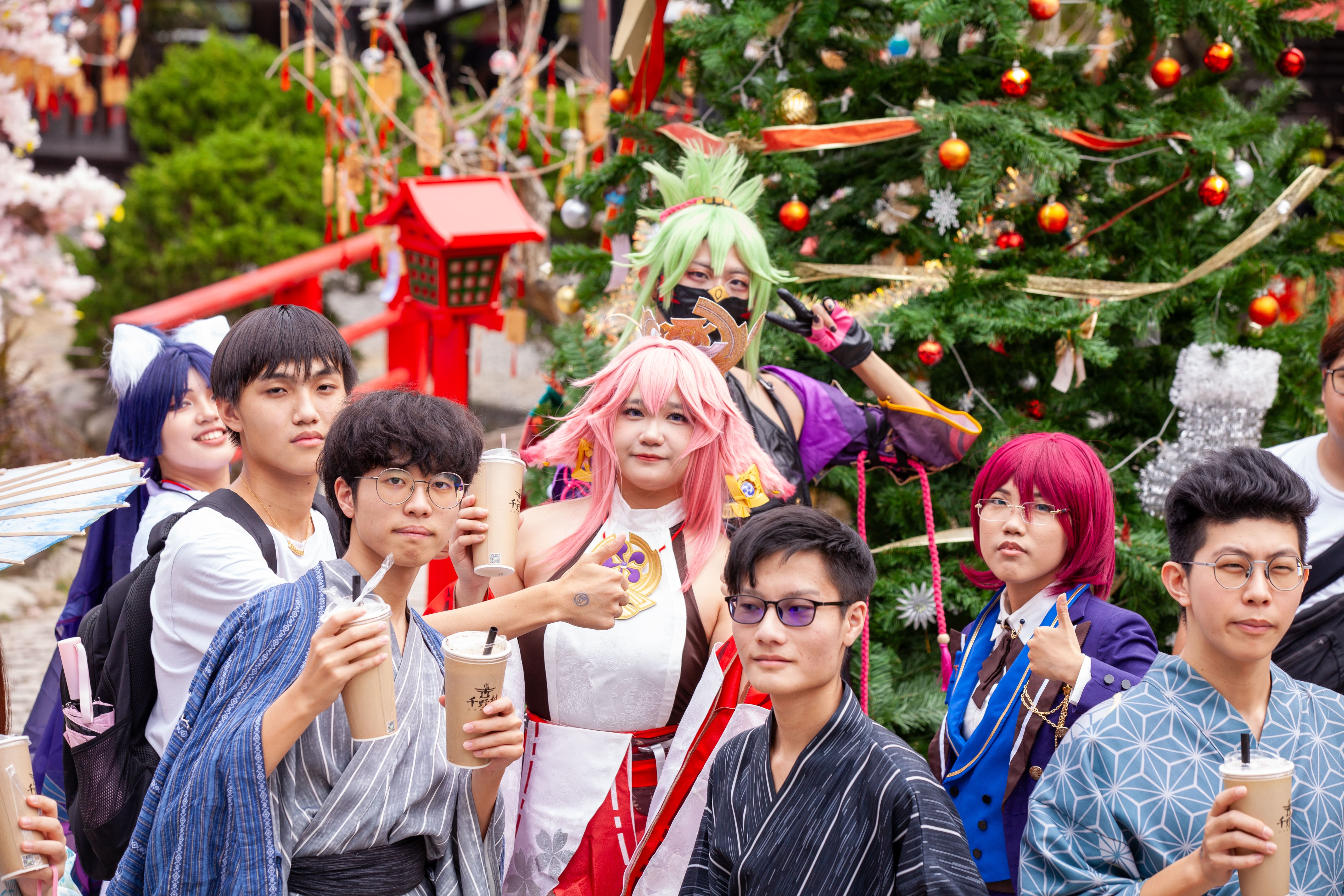 崑山科大動漫社新春踩街遊行 Cosplay歌舞表演、發送紅包吸睛引人潮