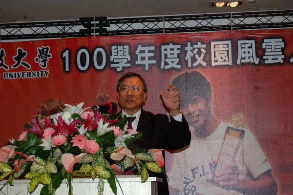 南台科大餐旅系廖乙哲同學獲選學校100 學年度風雲人物