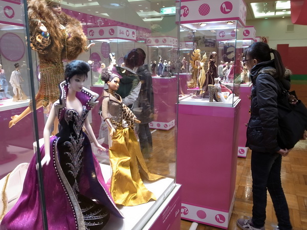 現代與懷舊的衝突結合 夢幻芭比展V.S百年國小展