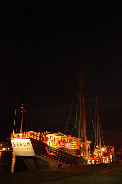近海航訓‧夜間光雕　臺灣成功號浪漫新生