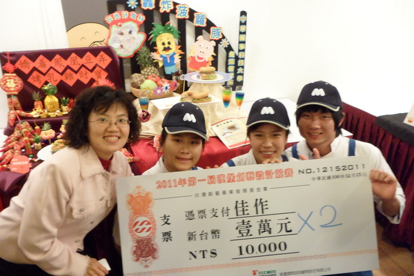 中華醫事科大餐旅系學生黃書豪、褚苑蓉、江惠雯聯手做「轟炸菠蘿豚」獲漢堡創意賽佳作