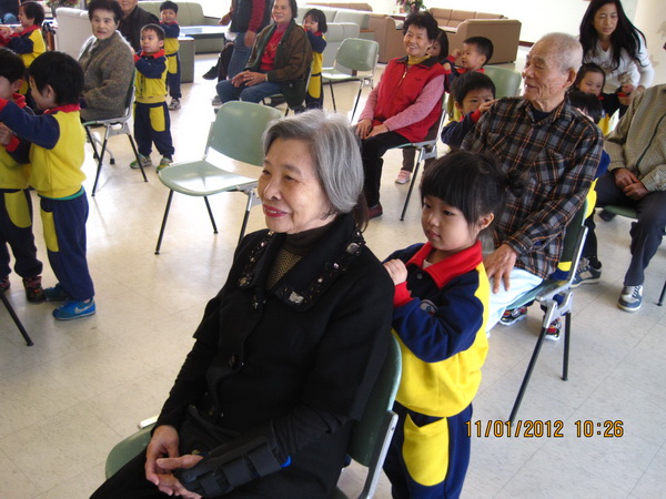佳恩幼稚園到長青公寓賀新年