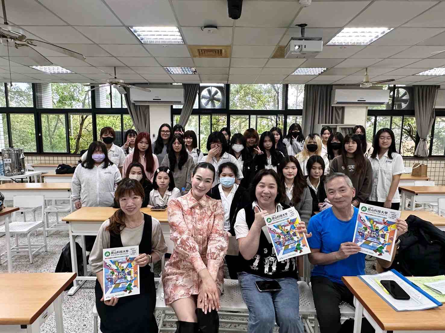 崑山科大啟動「全台技職人才共育行動計畫」 國際名模林韋君入班教學　