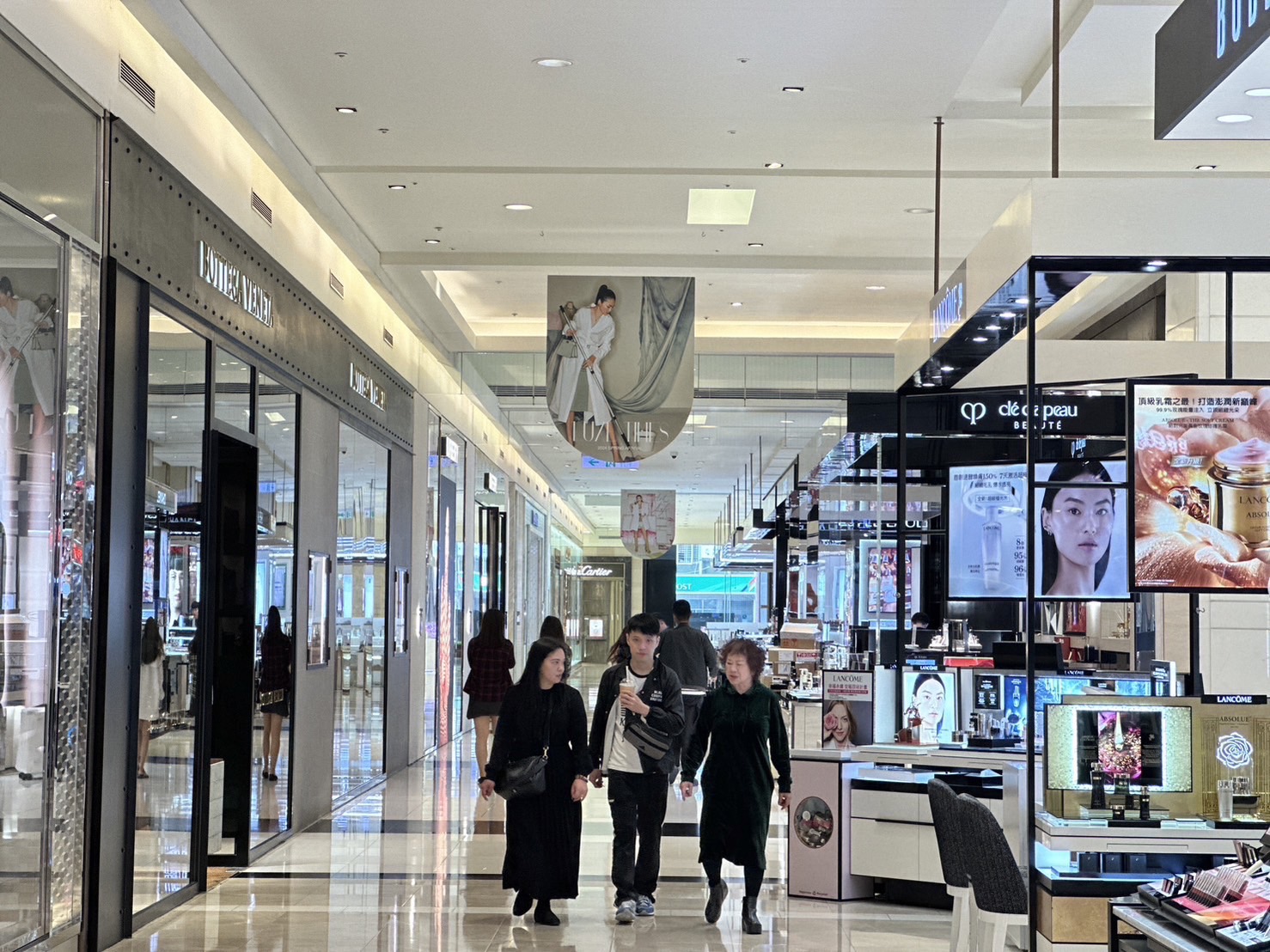 新光三越《2024春上市 以藝術之名》用「觀展穿搭」展現時髦風格品味  2024春夏趨勢單品：必備「西裝穿搭、都市沙灘」2大流行元素！春季新櫃派對！網路話題快閃登場 給你春季購物的新選擇