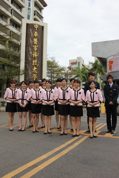 華醫科大親善大使帥哥美女為活動增色　市府就業博覽會特地商借服務靚亮登場