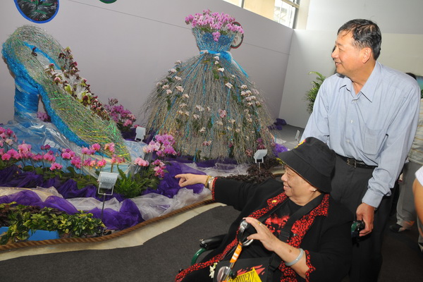 台南女兒田媽媽參觀2012台灣國際蘭展