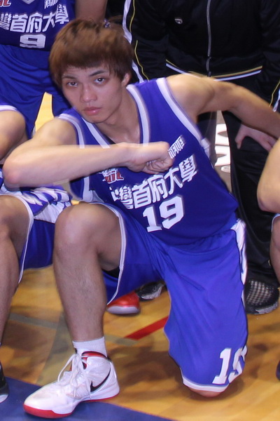 台灣首府大學素人籃球明星劉丁維獲招待赴美看NBA林書偉比賽
