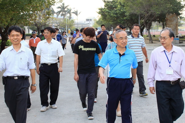 大手牽小手 崑山科大師生校園健走