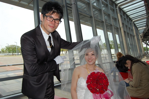 桃園李志弘3 月31日以高鐵列車迎娶台南女友黃姿搖回家完婚