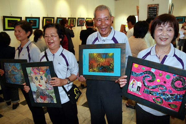 就是愛創作」遠東科大樂齡大學學員辦畫展