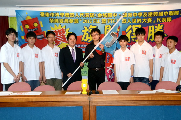 南市科學機器人代表隊赴美參賽 市長授旗