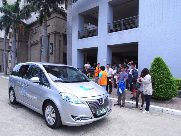 首波電動車試乘在崑山科大　校長、學生讚聲連連