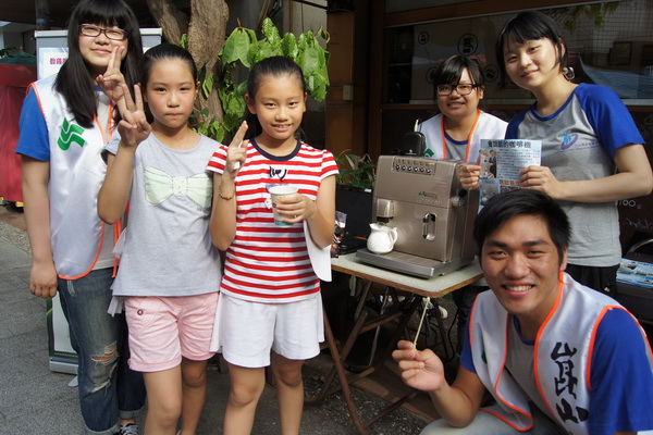崑科大「會說話的咖啡機」 府中街飄咖啡香