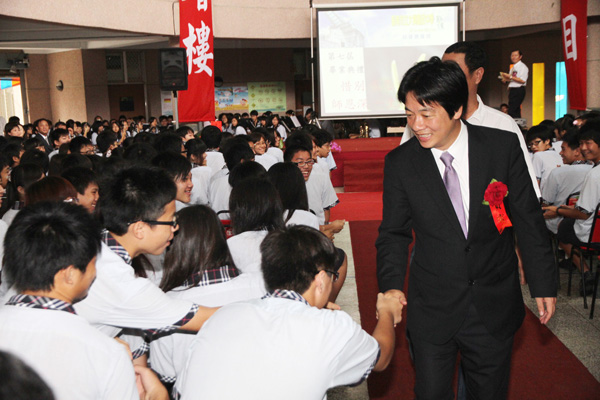 大橋國中畢業典禮 賴市長勉勵大家：學習謙卑與關懷