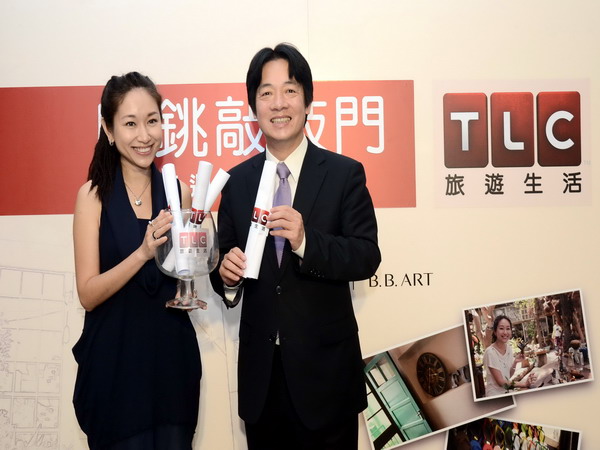 《龐銚敲敲門》拍出台南常民新生活風貌，市長賴清德親送人字拖 號召全民一起漫遊台南