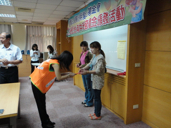 旺旺送愛台南，發放秋節禮金