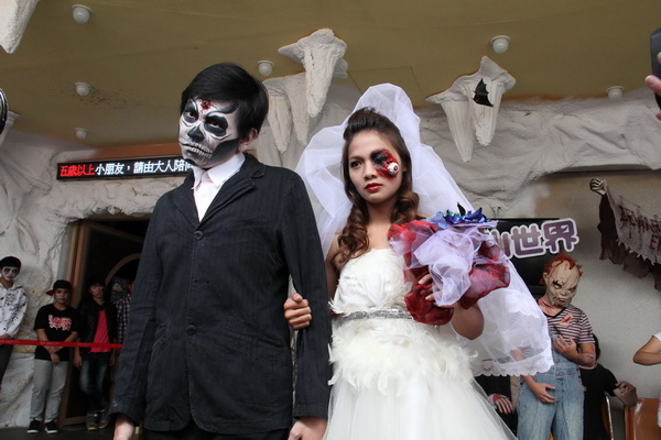 10/20劍湖山活人禁區開閘 萬魔齊跳騎馬舞 high翻全場環科大逼真鬼妝 獲遊客讚賞