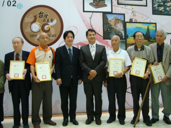 鳳凰展翅　台灣南美會60週年展　新光三越台南中山店風華開展