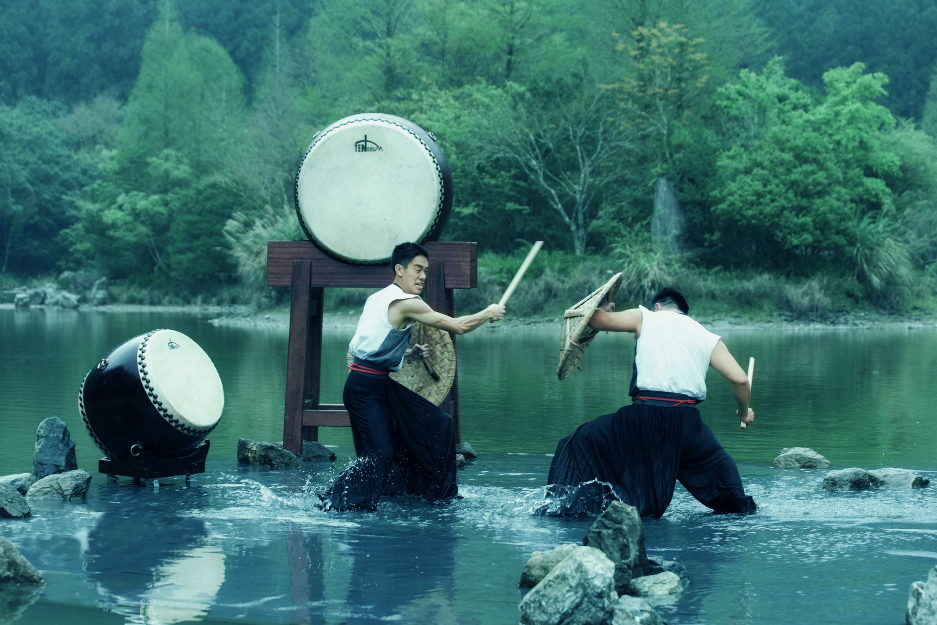 十鼓擊樂團為明池湖量身打造  十鼓水劇場首度進軍宜蘭秘境 