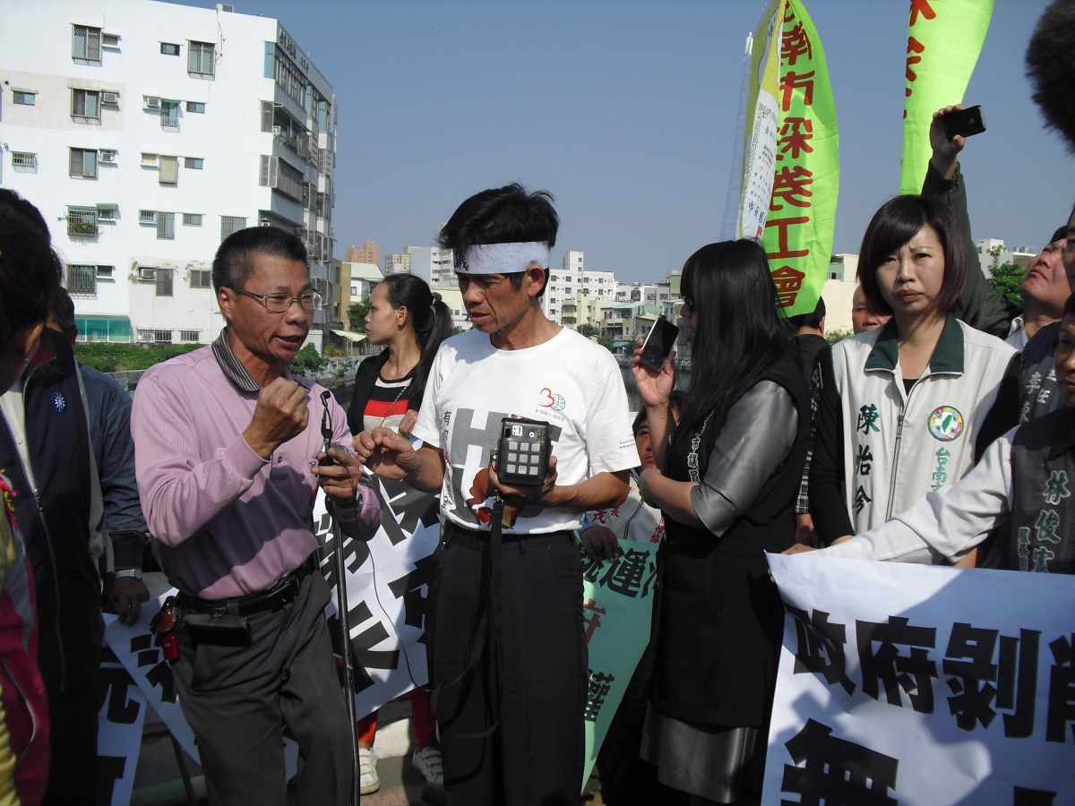 取消身障補助跳河抗議