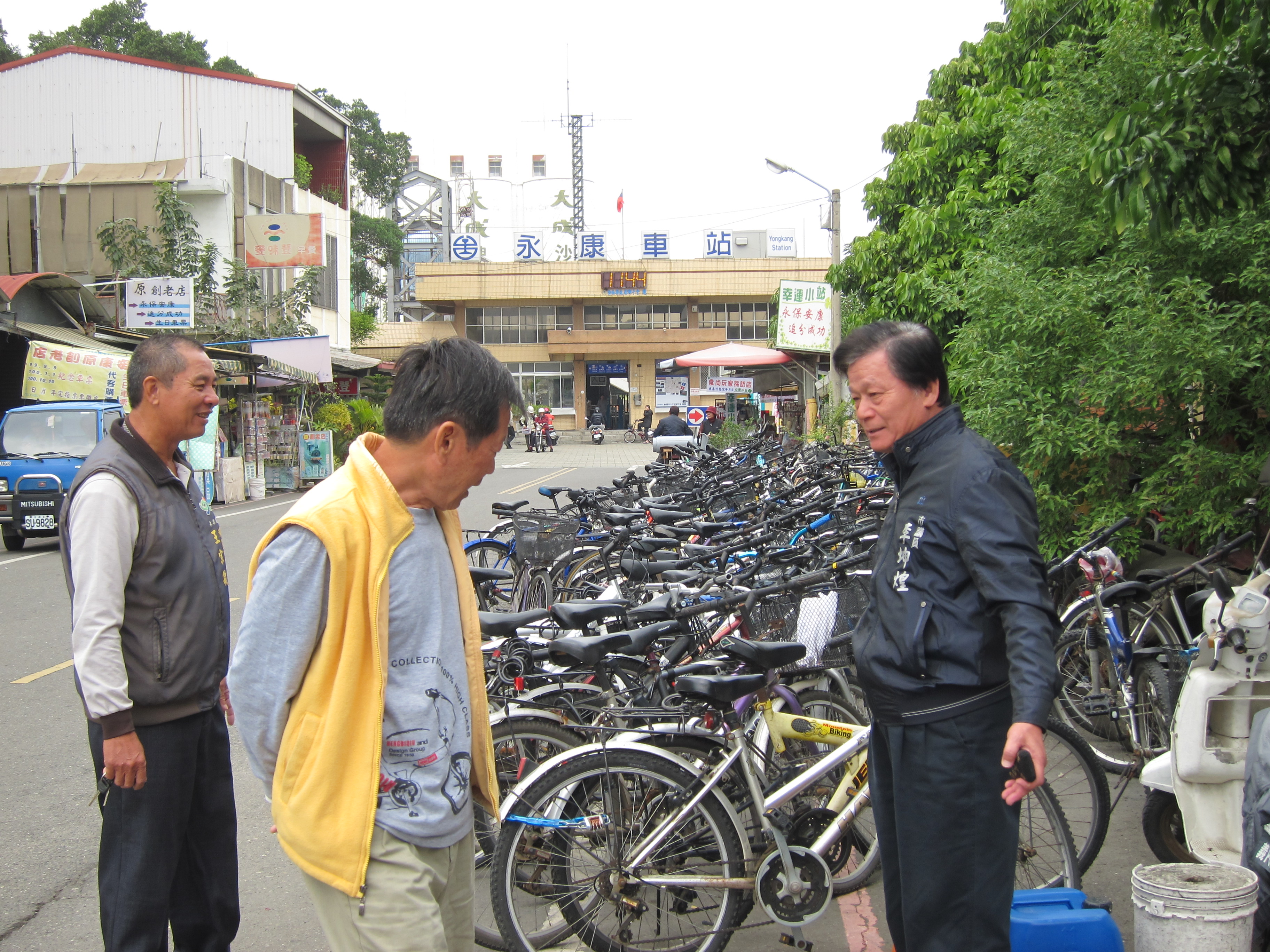 永康火車站前交通混亂人車爭道，市議員李坤煌力促市府改善