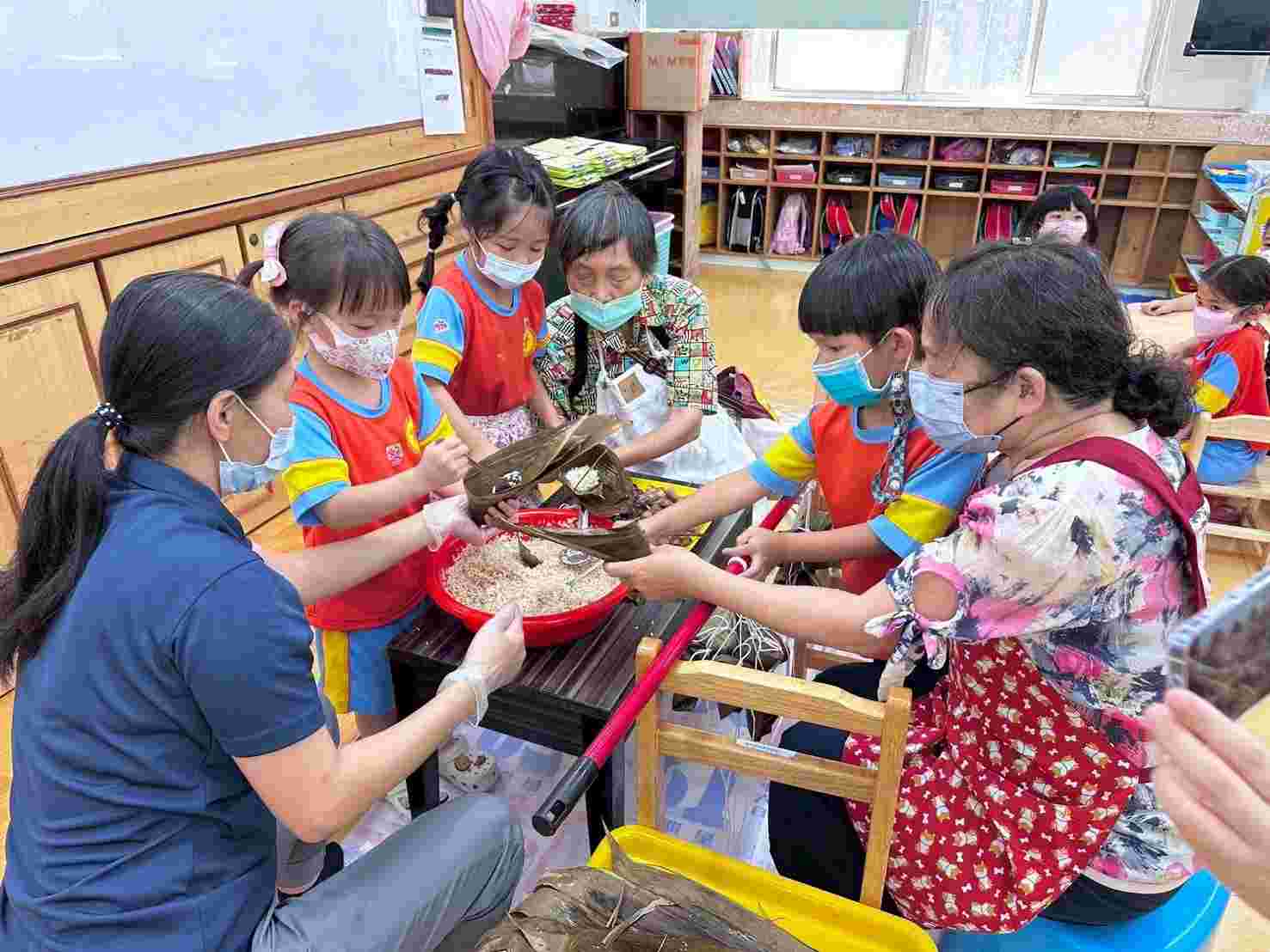 歡慶端午節，傳統文化的傳承—粽香滿園，祖孫樂融融