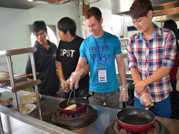 中華醫事科大邀請7 國友人團聚 學做潤餅和春捲