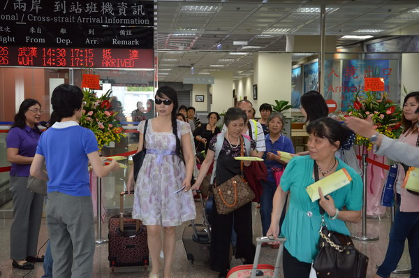 中國武漢包機遊客終於抵達台南機場
