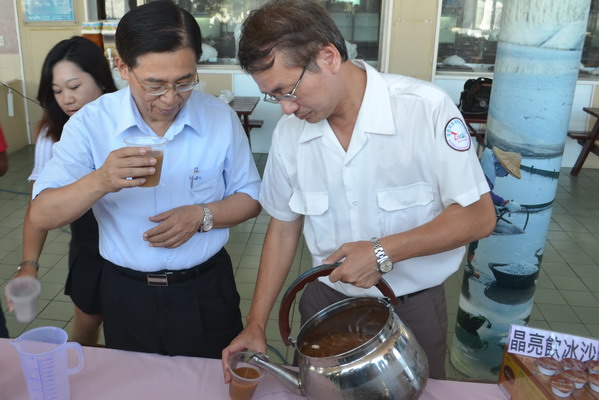搭鹽鄉濱海線好消暑 雲嘉南管理處與臺鹽公司合推鹽冰鹽茶