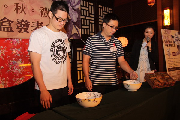 東東中秋搏餅大賽 吃月餅中狀元!