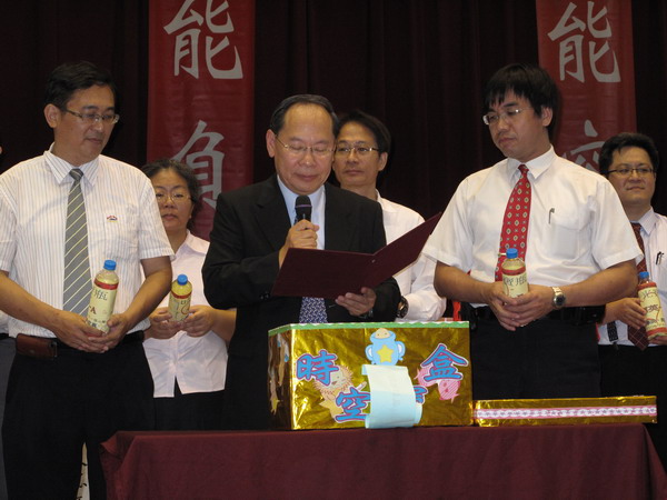 台灣首府大學開學典禮 學生奉茶拜師校長 陳響亮勉新生要「五到」