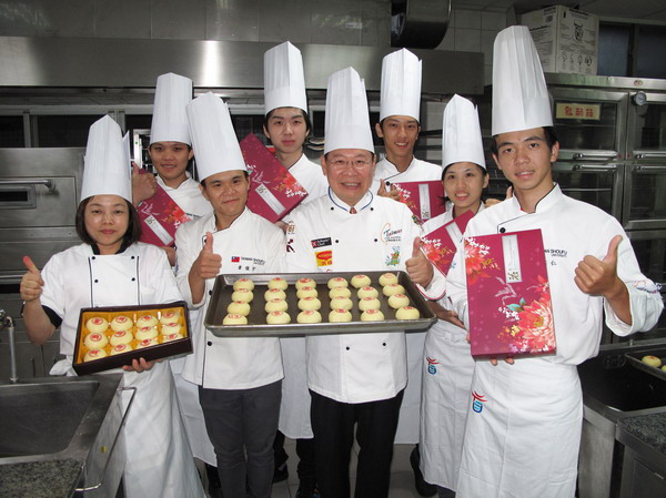 台灣首府大學餐旅系學生中秋節前夕做月餅分享老人