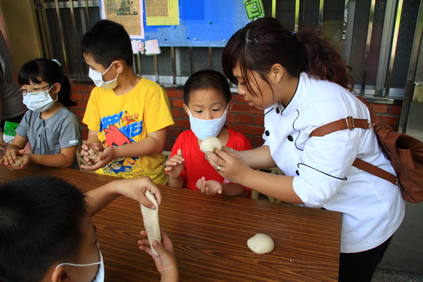 推廣米麵包　台灣首府大學餐旅系大手牽小手赴國小教作
