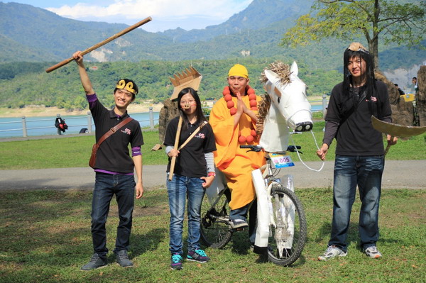2013臺灣自行車節、休閒運動也搞怪，大埔瘋單車、首創Cosplay不倒賽、25萬元拼高下