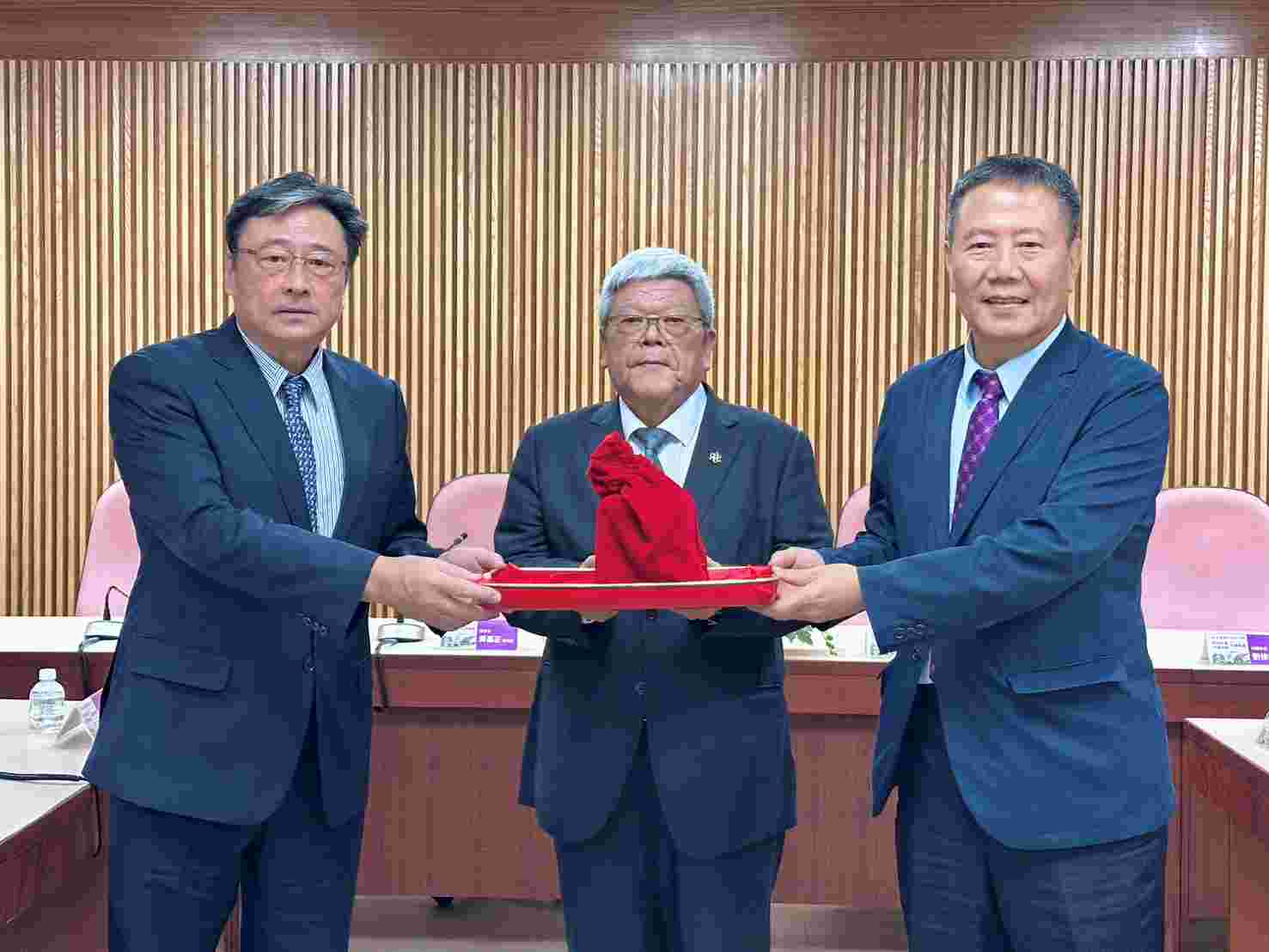 敬業領航‧無私奉獻    感念楊正宏校長領航南應，薪火相傳迎向新篇章