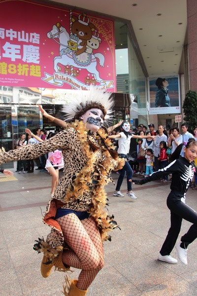 中山店萬聖節變裝快閃群舞 驚艷驛前商圈